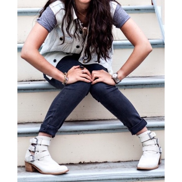 White Lace-Up Cut-Out Booties Size 6 - Picture 4 of 4