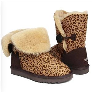 Leopard Uggs! Size 8