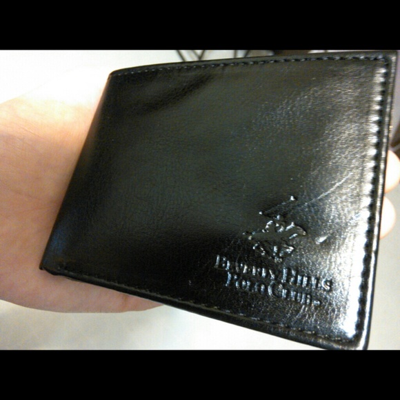 One brand new men's leather wallet