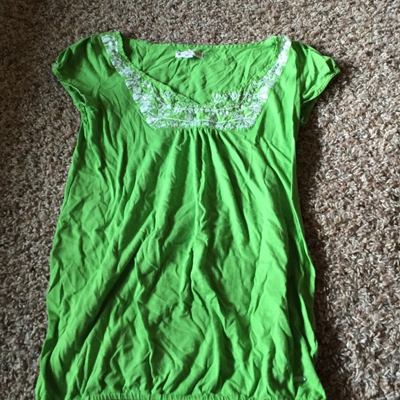green top with design - Picture 1 of 2