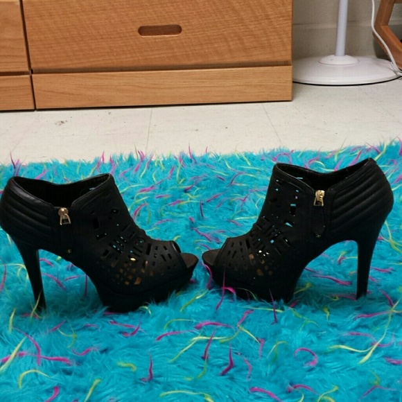 Shoes - Picture 2 of 4