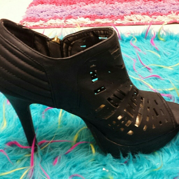 Shoes - Picture 3 of 4