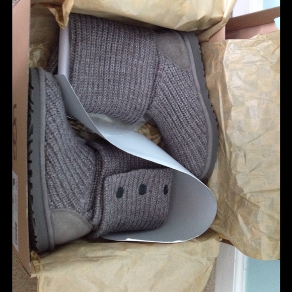 Cardy knit uggs size 5 BRAND NEW