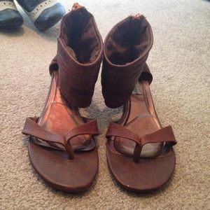 Steve Madden brown cuffed flat sandals