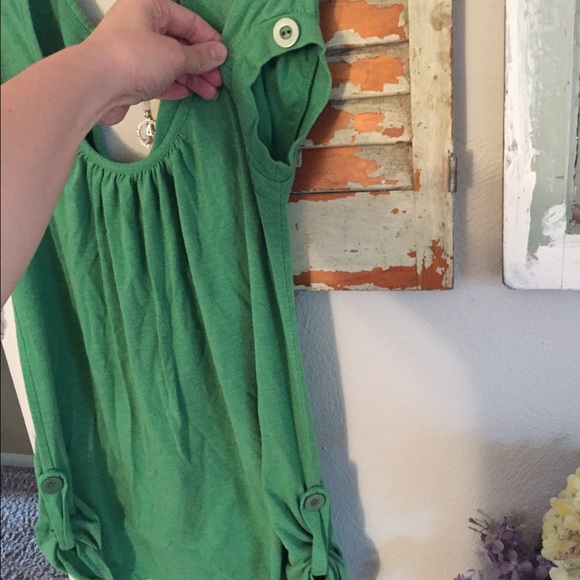 Green key hole top - Picture 2 of 3