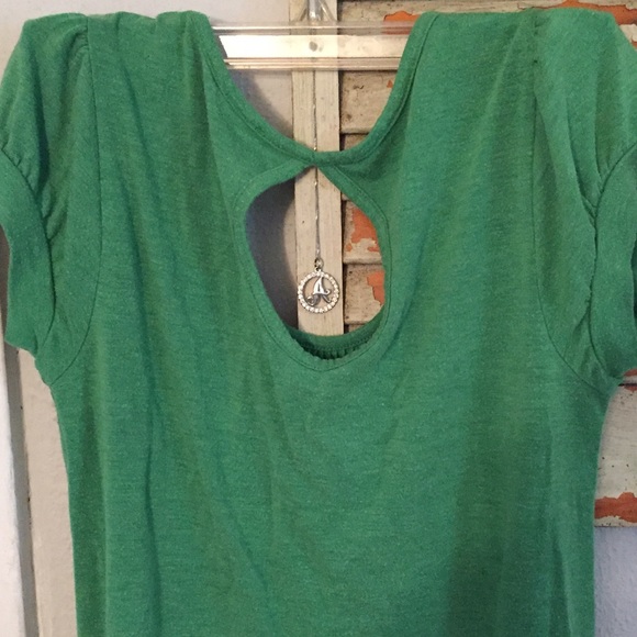 Green key hole top - Picture 3 of 3