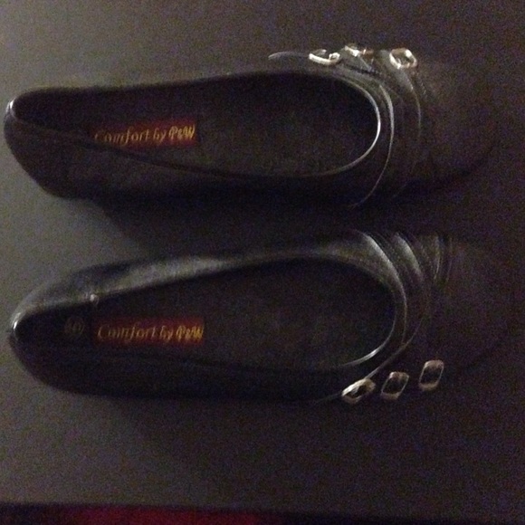 Black leather ballet flats