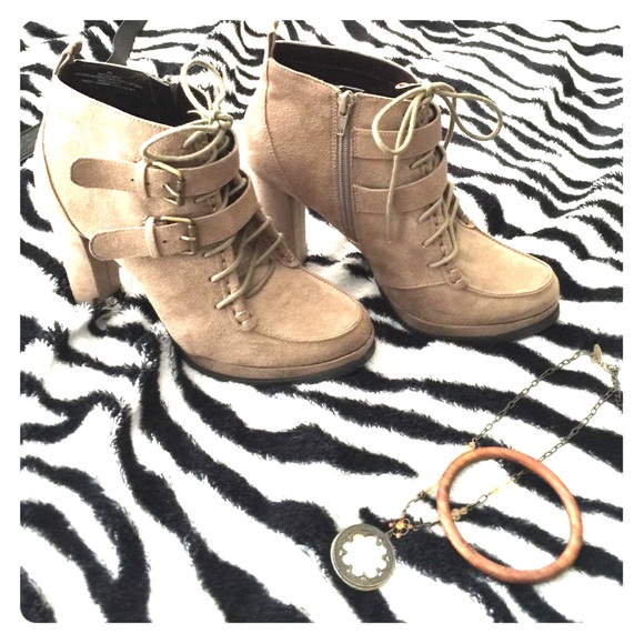 Stylish zip up short boots 👜👢