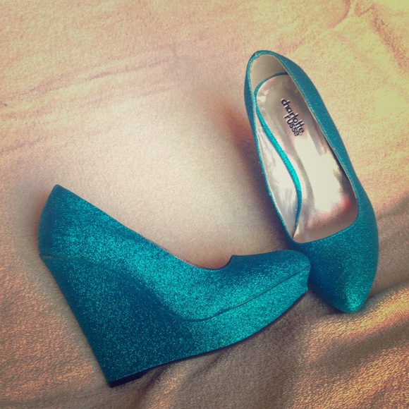 Turquoise glitter wedges!
