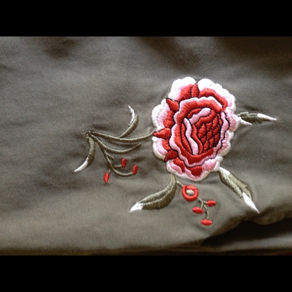 Sweet Cargo Pants with pretty embroidered rose🌹 - Picture 4 of 4