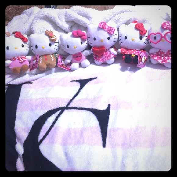 6 small hello kitty plushes! Each adifferent style