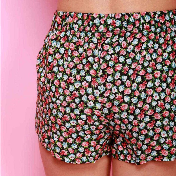FLORAL PRINT SHORTS - Picture 2 of 3