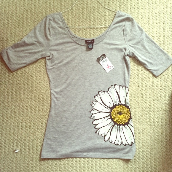 Rue21 Scoop Neck Graphic Tee NWT