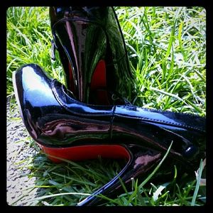 Black patent pumps, red bottoms