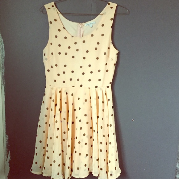 Polka dot flowy dress! ⚪️⚫️