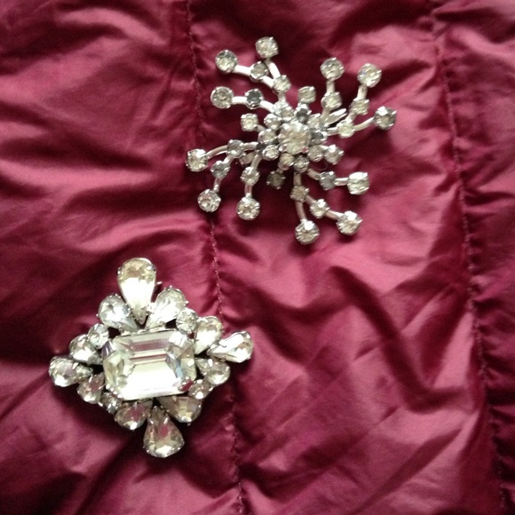 🎈Sold in Bundle🎈Vintage rhinestone-detail pins. - Picture 1 of 2