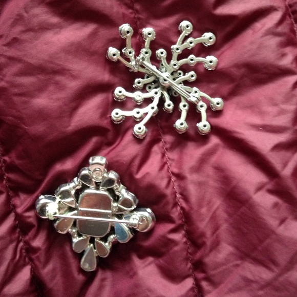 🎈Sold in Bundle🎈Vintage rhinestone-detail pins. - Picture 2 of 2