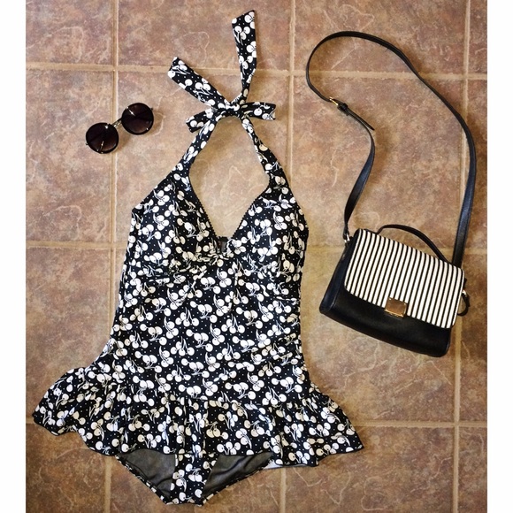 🍒 Torrid Black & White Cherry Swimsuit 🍒