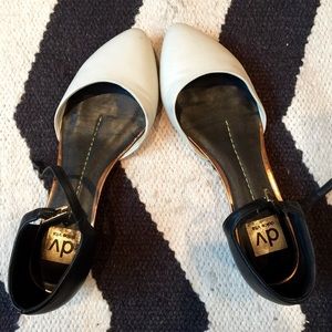 Super cute black/white leather flats!🌟