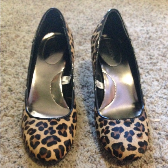 Like-new, faux fur pumps
