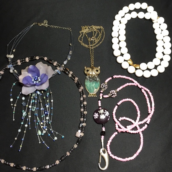 Jewelry - Bundle of jewelry.