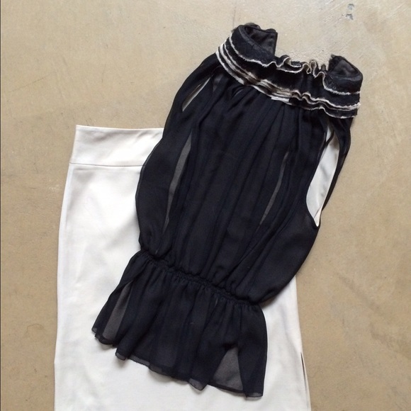 ❤️ Fancy Ruffled Top NWT ❤️ - Picture 3 of 4