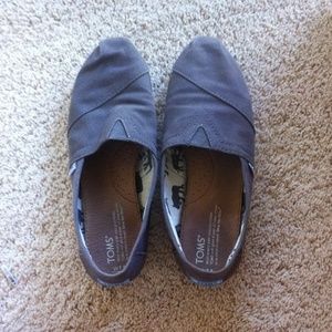 Grey toms