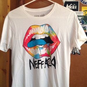 white lip/mouth tee