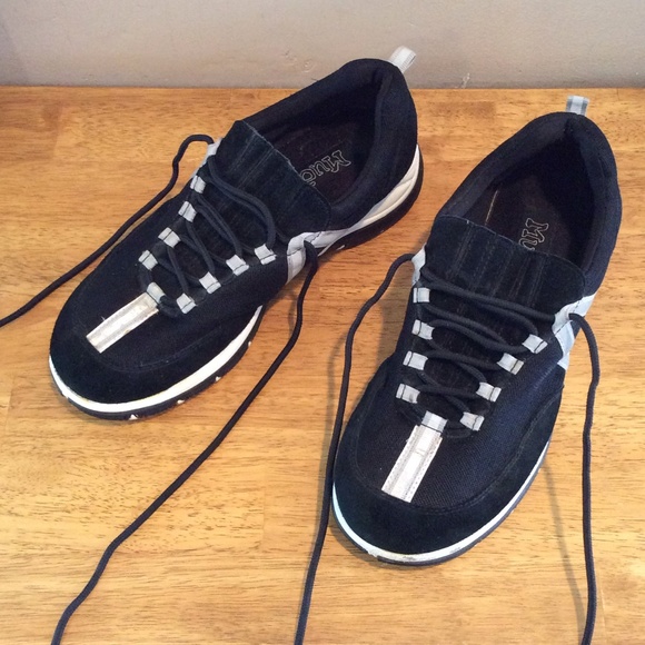 Cute comfy Mudd walking shoes