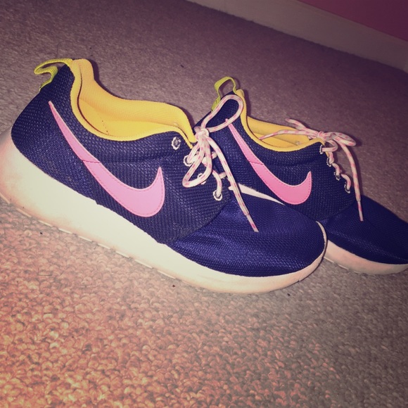 Nike Shoes - Nike roshe runs