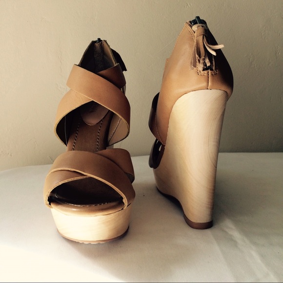 True Religion Wedge - NEW - Picture 2 of 3