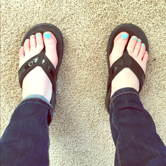 Orthaheel black flip flops