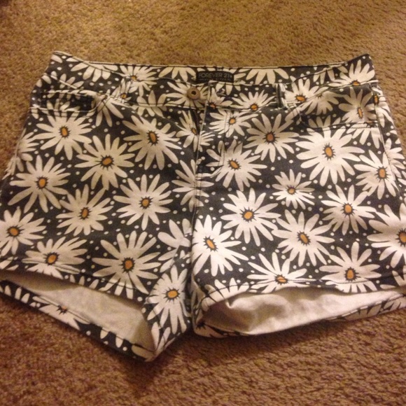 Flower Print Shorts 🌻