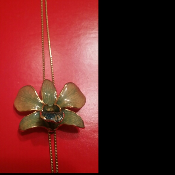 Real flower pendant cover with gold. - Picture 2 of 3