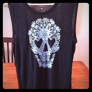 Skull tank top like new