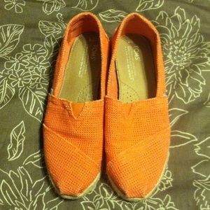 Cute coral TOMS size 8