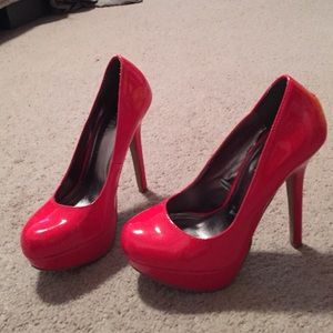 Red pumps