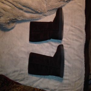 Dark brown Airwalk boots.