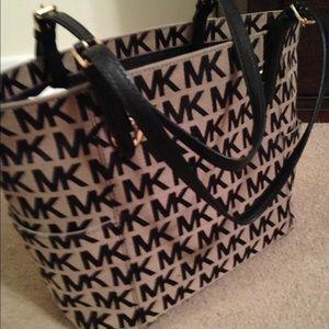 Michael Kors Monogram  Signature Tote (BLOCK)