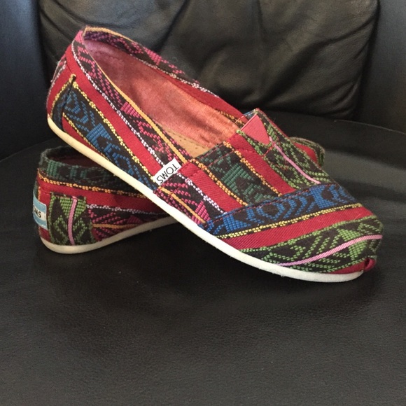 SOLD. Pattern Toms size 7.5