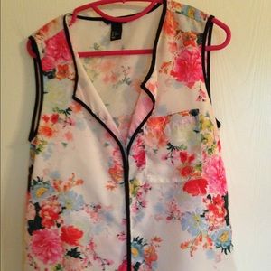 Host Pick 5/4 🎉✨🎊 Floral sleeveless top