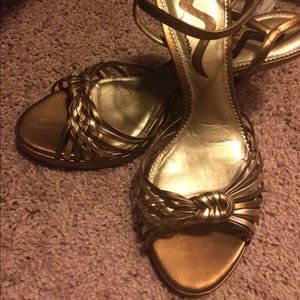 Nina brand. Size 8M.