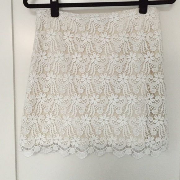 Zara white lace mini skirt - Picture 2 of 4