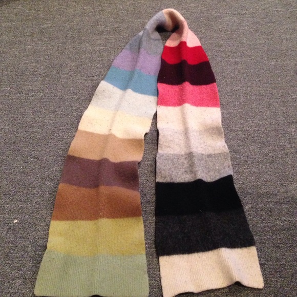 Rare Limited Edition Multi Color Gap scarf - Picture 2 of 2