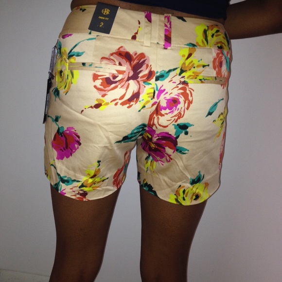 🎀Outback Red Floral Shorts🎀 - Picture 2 of 2