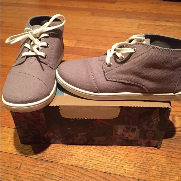 Brand new gray paseo mid Toms!
