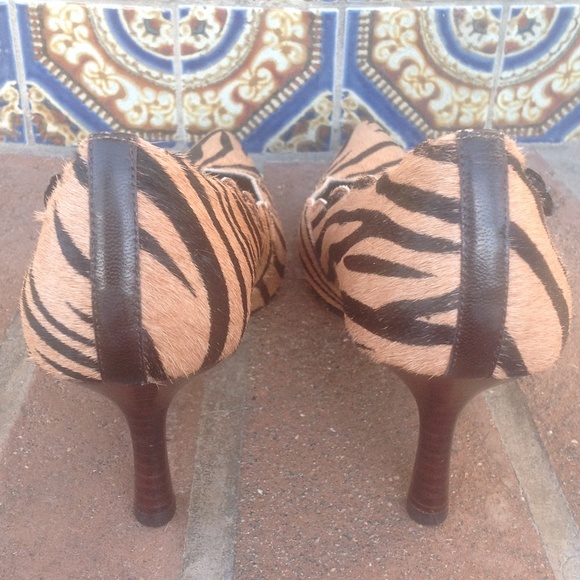 PRETTY GENUINE TAN/ BLK CALF HAIR PUMPS - Picture 3 of 3
