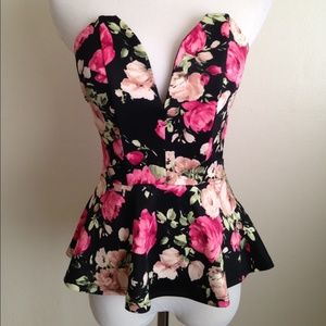 Flowery peplum top. Low cut