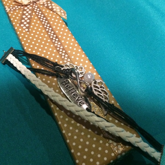 Believe with angel wings and pearl bracelet - Picture 1 of 2