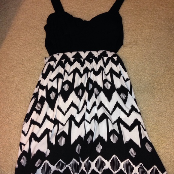 Dress (includes padding, slits on the side) - Picture 1 of 4